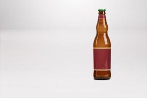 Maqueta de botella de cerveza marrón aislado en blanco - etiqueta en blanco foto