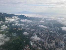 vista aérea de nubes bajas en la ciudad de paya terubong foto