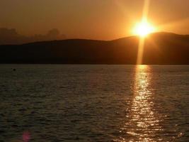 puesta de sol en el mar. variedad de colores y matices del sol naciente. paisaje de mar. foto