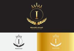 Letra i concepto de logotipo de corona de lujo de oro vector