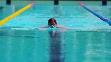 tecnica di nuoto a rana eseguita da un nuotatore professionista video