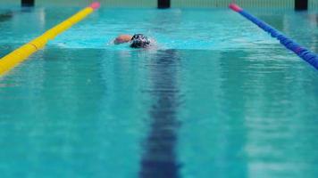 técnica de natación de arrastre realizada por un nadador profesional video