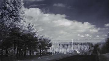 Timelapse infrarrojo o paisaje de carreteras rurales durante el invierno video