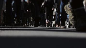 Die Füße vieler Menschen, die während eines Aufstands im Pazifik auf der Straße spazieren gehen video