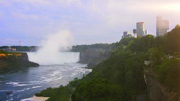 Niagarafallen och staden i solnedgångslandskapsvy video