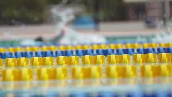 Seitenansicht von Schwimmern in einem Pool in Zeitlupe video