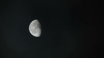 nubes de luz rápida y media luna en la noche video
