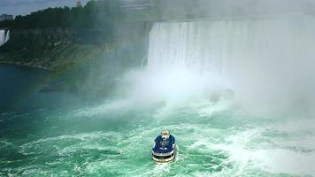 niagara Falls-boot die kaartjes kunnen worden gekocht om de watervallen van onderuit te kunnen zien video