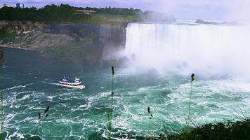 Niagara Falls bateau que les billets peuvent être achetés pour pouvoir voir les chutes d'en bas video