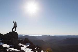 mujer victoriosa disfrutando del éxito de la cumbre de la montaña richardson foto