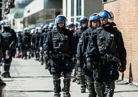 montreal, canadá 02 de abril de 2015 - policías siguiendo a los manifestantes en caso de que algo salga mal foto