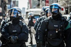 Montreal, Canadá 02 de abril de 2015 - Primer plano de retratos de policías listos en caso de problema foto
