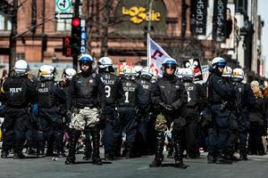 montreal, canadá 02 de abril de 2015 - disturbios en las calles de montreal para contrarrestar las medidas de austeridad económica.