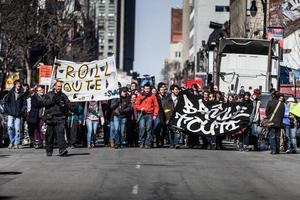 Montreal, Canadá 02 de abril de 2015 - Vista de la primera línea de manifestantes caminando en la calle foto