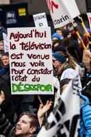 montreal, canadá 02 de abril de 2015 - manifestantes sosteniendo todo tipo de carteles, banderas y pancartas en las calles. foto