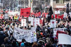 montreal, canadá 02 de abril de 2015 - manifestantes sosteniendo todo tipo de carteles, banderas y pancartas en las calles.