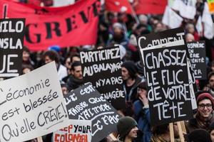montreal, canadá 02 de abril de 2015 - manifestantes sosteniendo todo tipo de carteles, banderas y pancartas en las calles.
