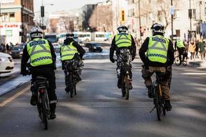 montreal, canadá, 2 de abril de 2015: cuatro policías usan la bicicleta para moverse con rapidez y facilidad. foto