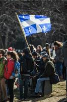 Montreal, Canadá 02 de abril de 2015 - alguien sosteniendo la bandera de la provincia de Quebec en la multitud foto