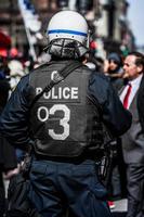 Montreal, Canadá 02 de abril de 2015 - Detalle de la parte de atrás de una policía frente a los manifestantes.
