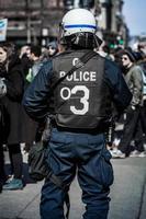 Montreal, Canadá 02 de abril de 2015 - Detalle de la parte de atrás de una policía frente a los manifestantes.