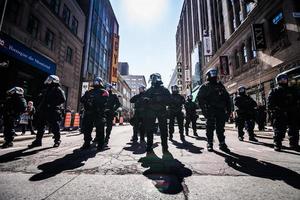 montreal, canadá 02 de abril de 2015 - grupo épico de policías listos para reaccionar en caso de problemas con los manifestantes.