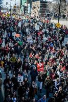 Montreal, Canadá 02 de abril de 2015 - vista superior de los manifestantes caminando por las calles abarrotadas