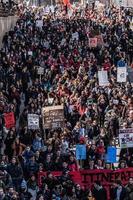 Montreal, Canadá 02 de abril de 2015 - vista superior de los manifestantes caminando por las calles abarrotadas