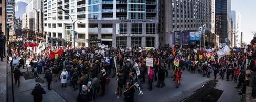 Montreal, Canadá 02 de abril de 2015 - vista panorámica de las calles llenas de manifestantes foto