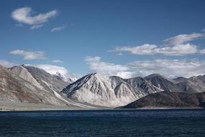 colores asombrosos del lago pangong de leh, ladakh. foto