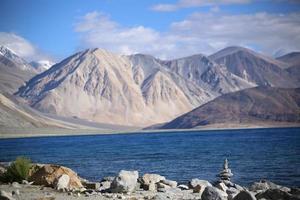 colores asombrosos del lago pangong de leh, ladakh. foto