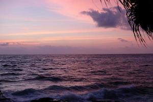 puesta de sol en la playa de colombo, sri lanka. foto