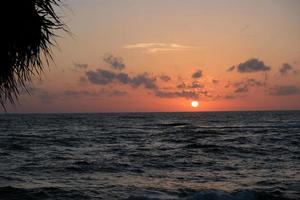 puesta de sol en la playa de colombo, sri lanka. foto