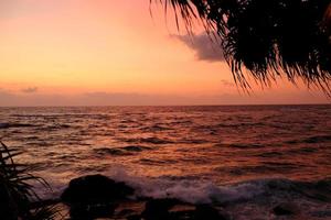 puesta de sol en la playa de colombo, sri lanka. foto