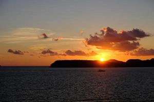 hermosos tonos dorados del atardecer en estambul, turquía. foto