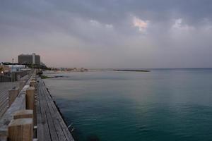 vista nocturna del paseo marítimo de tel aviv. foto