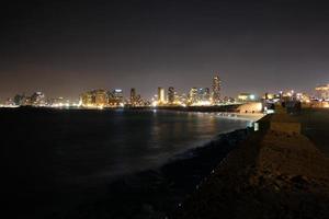 vista nocturna del paseo marítimo de tel aviv. foto