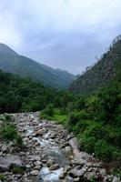 hermoso valle del Himalaya y aguas fluidas del río Ganges. foto