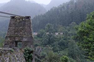 Pueblo tranquilo a orillas del río Ganges en el valle del Himalaya foto