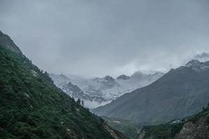 exuberante vegetación cubría las laderas de las montañas del Himalaya y manantiales de agua glacial. foto