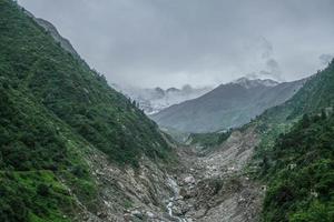 exuberante vegetación cubría las laderas de las montañas del Himalaya y manantiales de agua glacial. foto