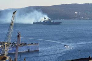 paisaje marino con un buque de guerra. Vladivostok, Rusia foto