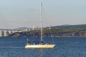 paisaje marino con un yate blanco. Vladivostok, Rusia foto