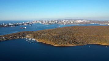 vista aérea de la costa de la isla rusa. Vladivostok, Rusia foto
