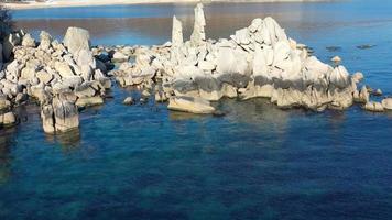 paisaje marino con vistas a las rocas figuradas foto