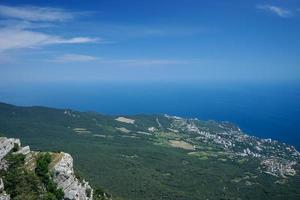 paisaje con una vista desde una altura a la costa foto