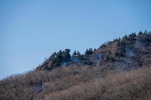 paisaje de montaña con hermosas rocas. Primorsky Krai, Rusia foto