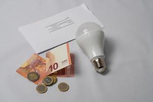 bombilla de luz y concepto de ahorro de energía de dinero, factura de electricidad