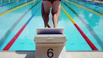 nadador buceando desde un bloque en cámara lenta video