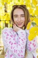 Retrato de mujer hermosa en hoja de otoño - imagen vertical foto